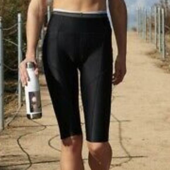 Free People Movement Black Gray White Water Crop Leggings SzXS Pocket & Zip NWT - Picture 1 of 11